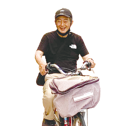 自転車に乗る男性