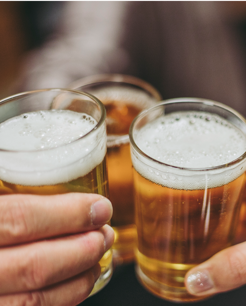 グラスを掲げて乾杯する様子